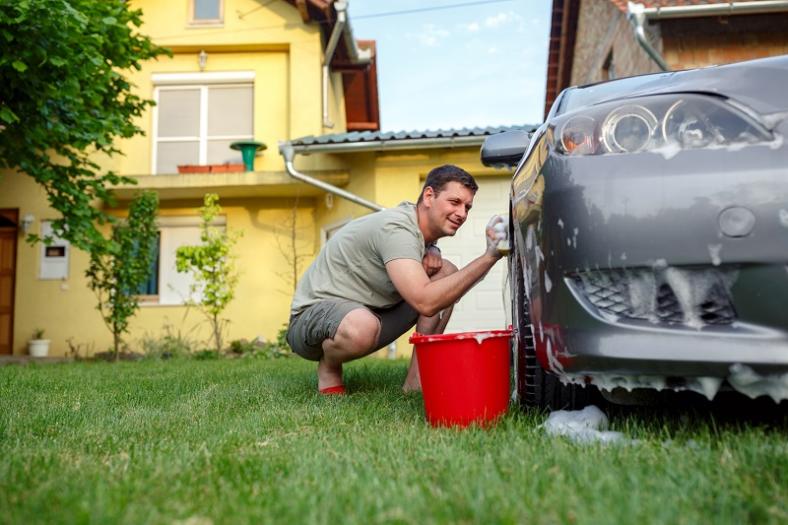 Czy za mycie auta na terenie własnej posesji mogę dostać mandat?
